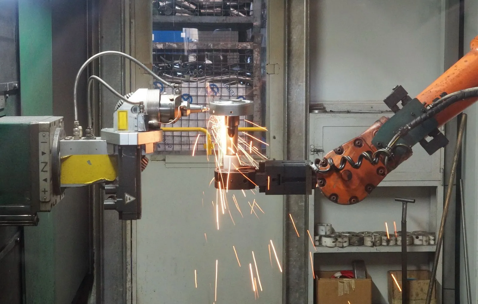 Roboterzelle beim Schweißen in einer Produktionsanlage