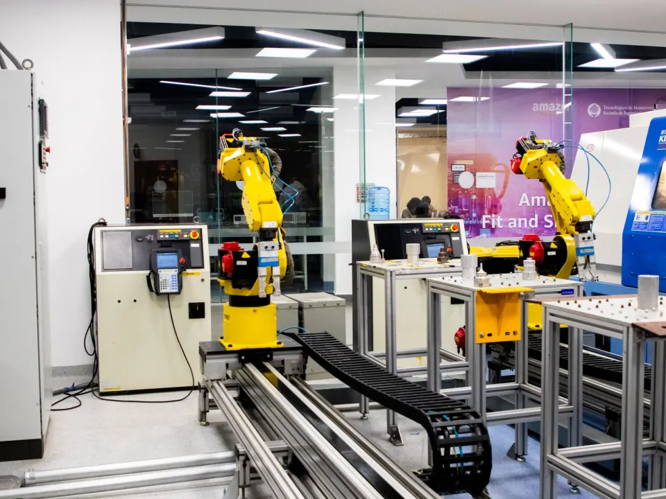 Automatisierte Fertigungszelle im Betrieb
