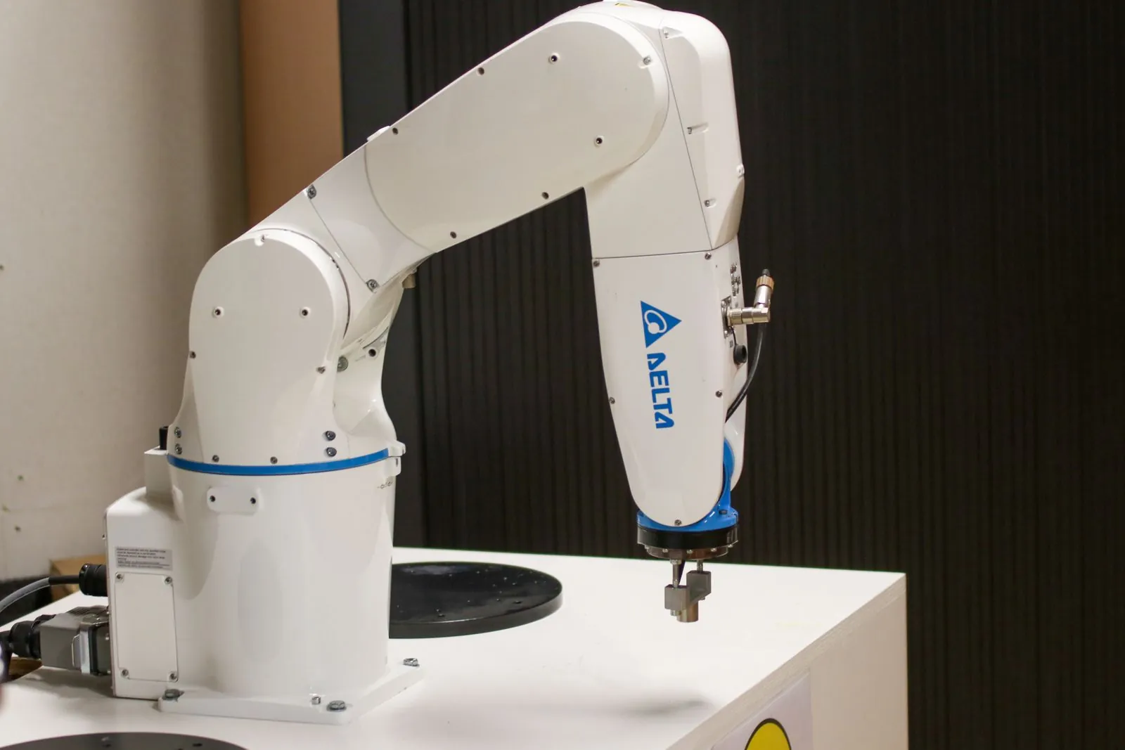 Robot arm in an automated production cell
